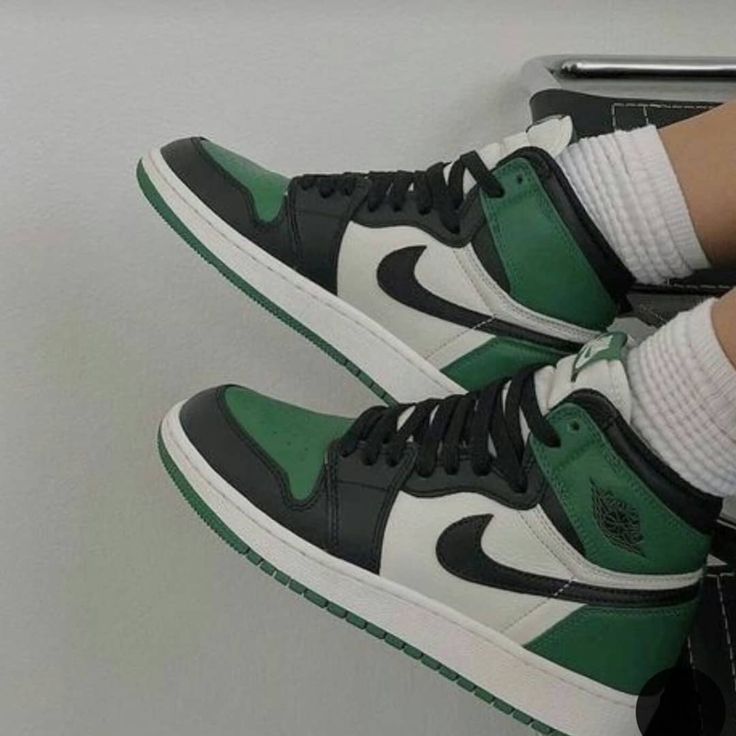 AIR JORDAN 1 ‘PINE GREEN’